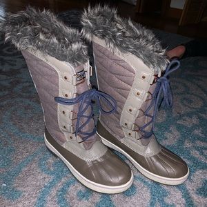 Women’s winter snow boots size 8